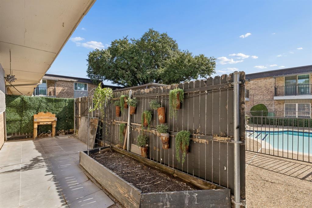 10240 Regal Oaks Drive B Property Photo 24