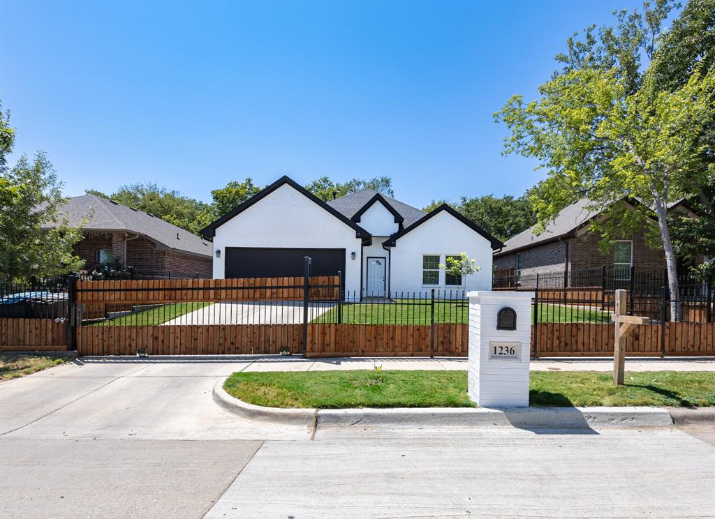 1236 E Fogg Street Property Photo 1