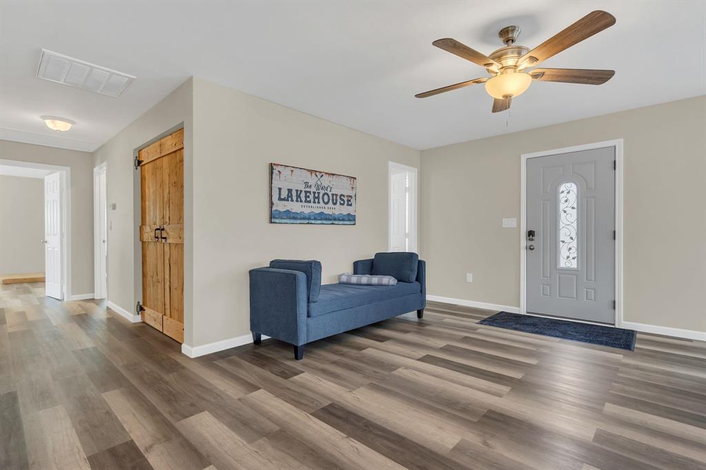 217 Comanche Trail Property Photo 4