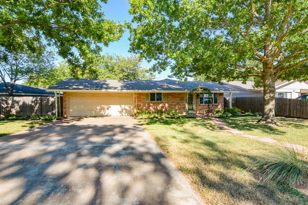 1207 Lynnwood Drive Property Photo 1