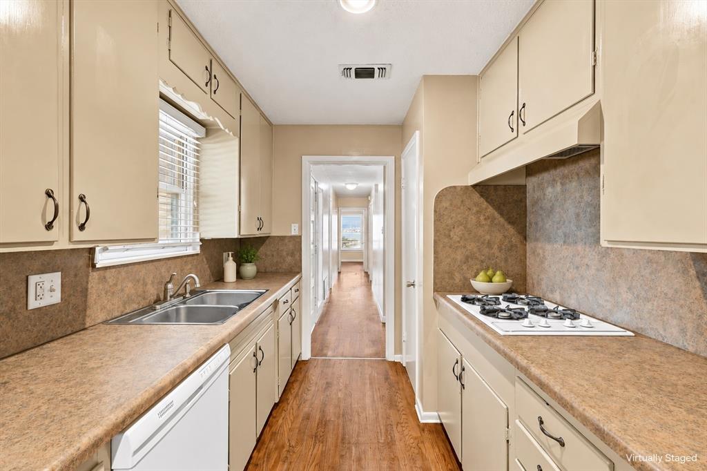204 University Drive Property Photo 4