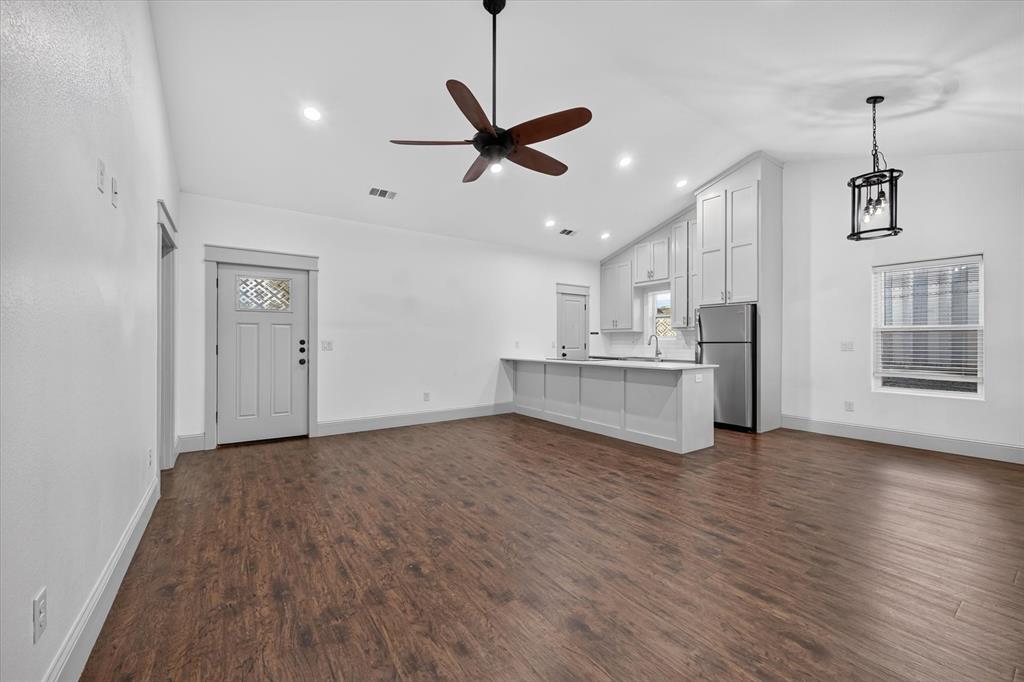 1216 W Nelson Street Property Photo 3