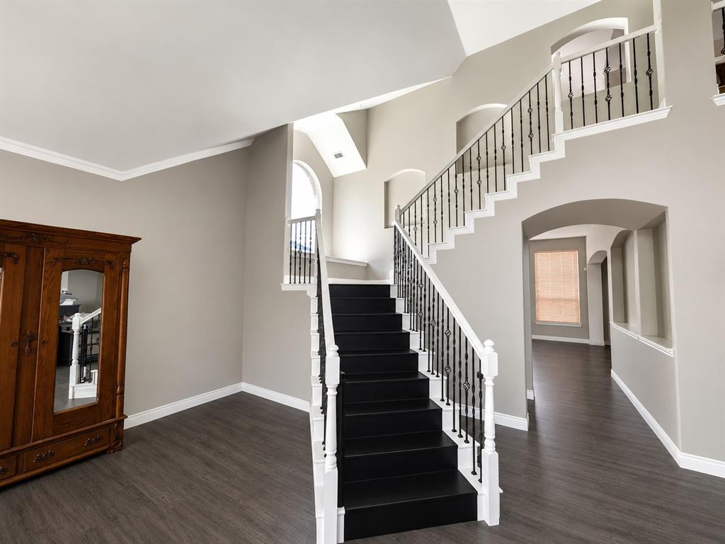 2360 Lake Forest Drive Property Photo 8