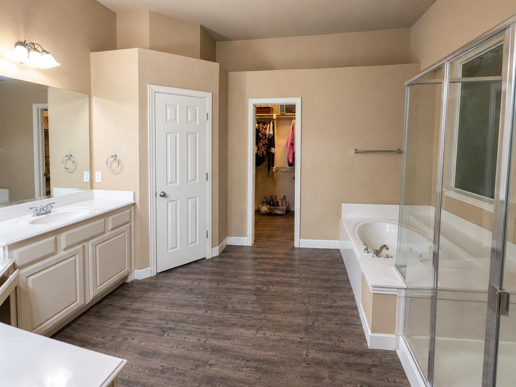 2360 Lake Forest Drive Property Photo 12
