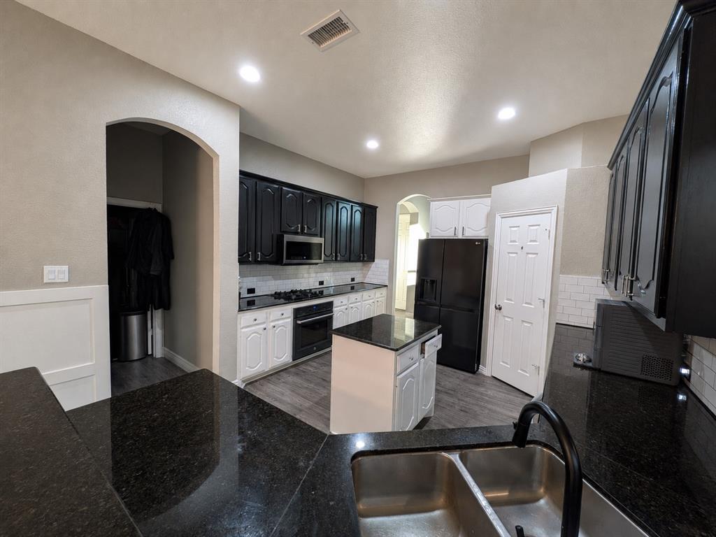 2360 Lake Forest Drive Property Photo 18
