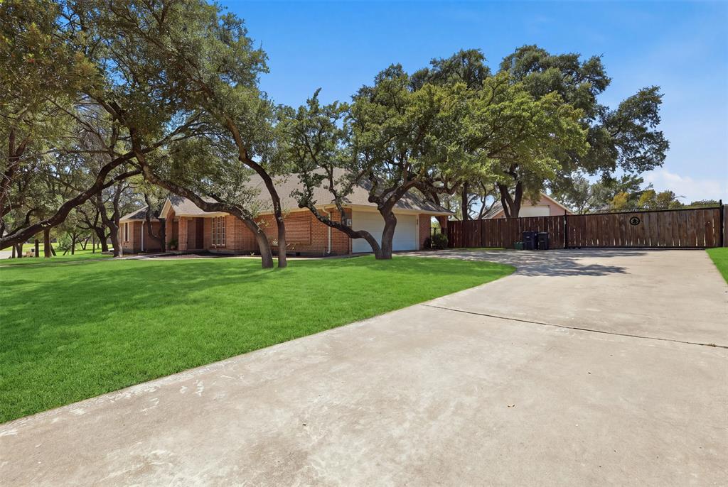128 Oakwood Court Property Photo 4