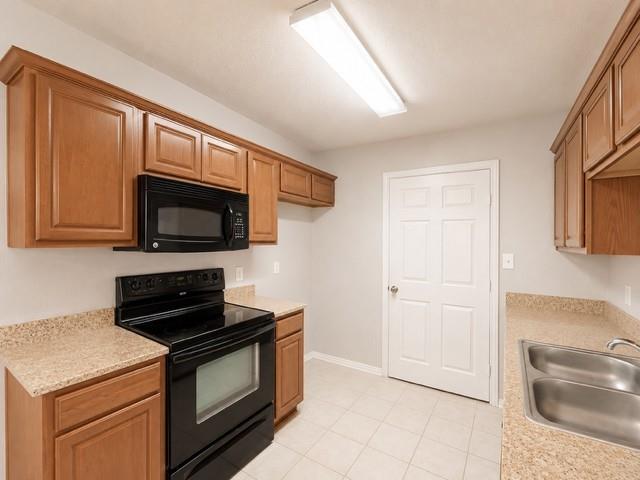 560 W Elm C Property Photo 4