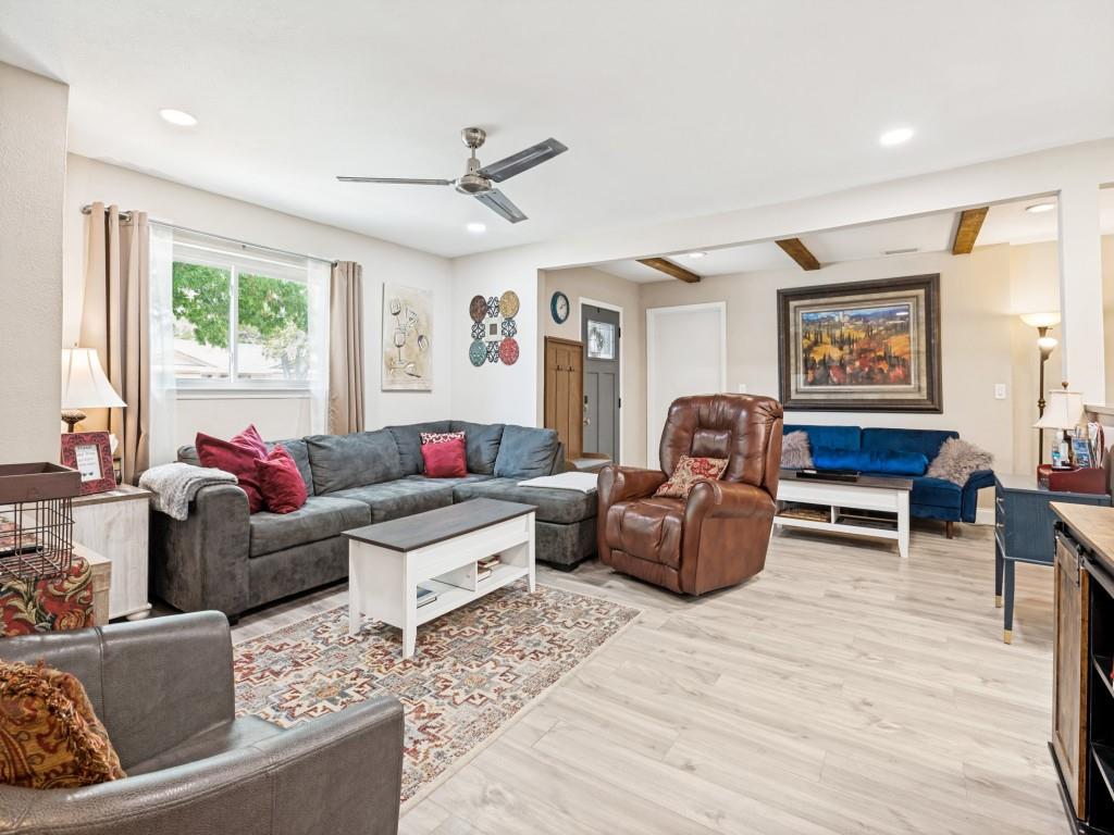 875 Lovers Lane Property Photo 4