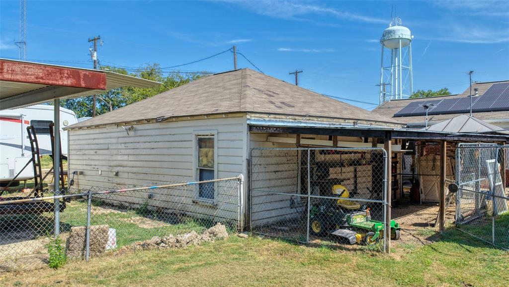 200 E Crossmain Property Photo 5