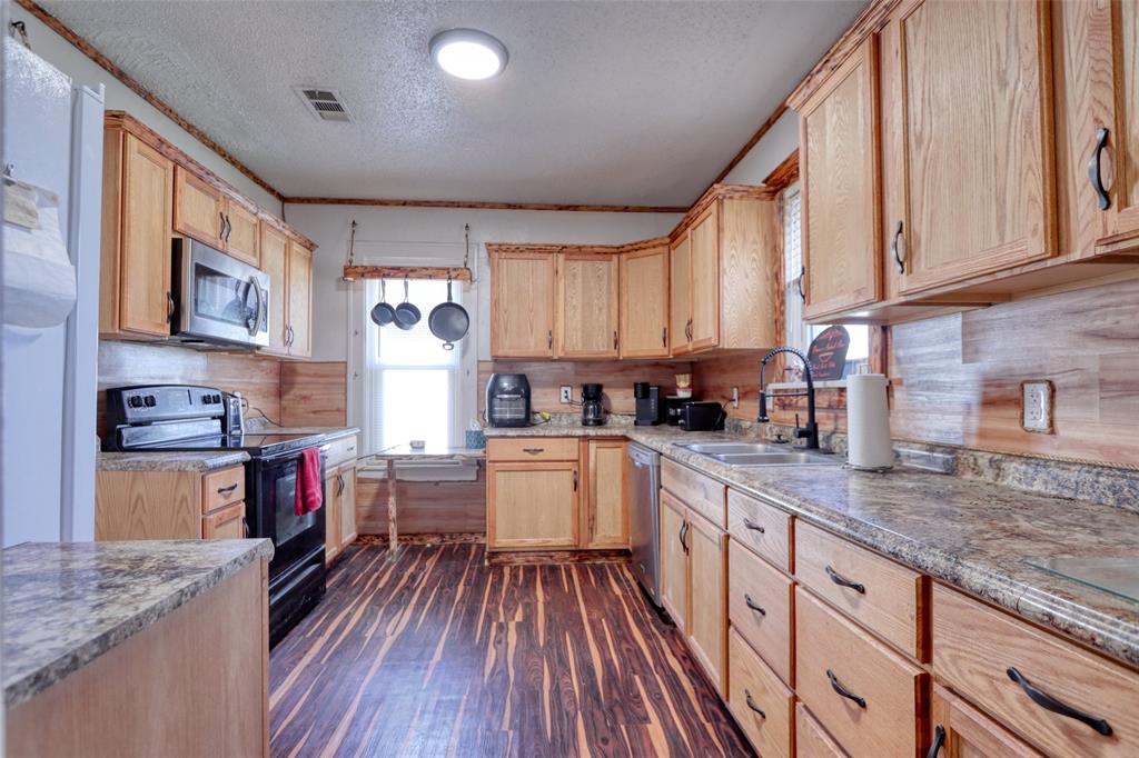 200 E Crossmain Property Photo 22