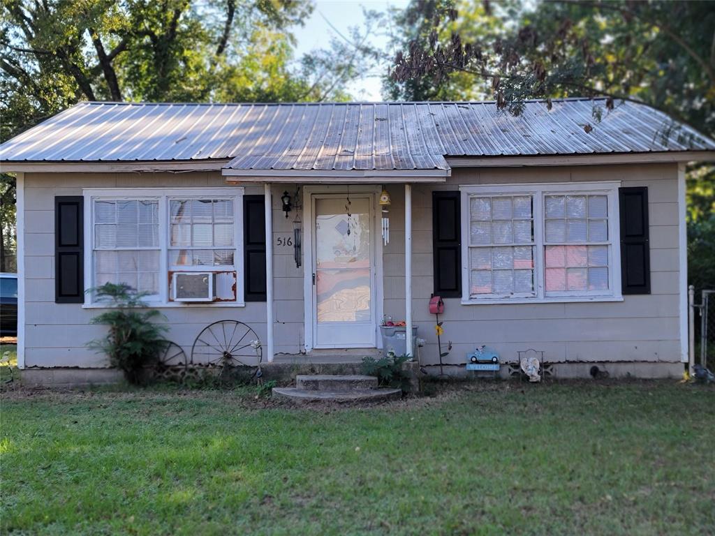 516 N Elm Property Photo 3