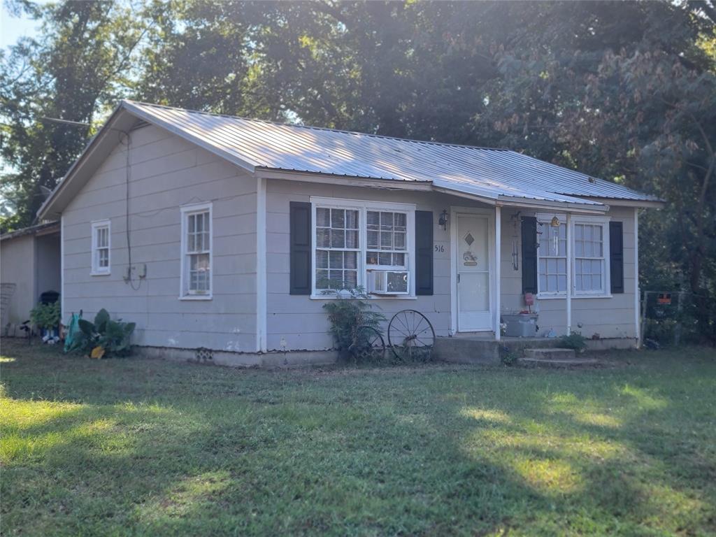 516 N Elm Property Photo 4