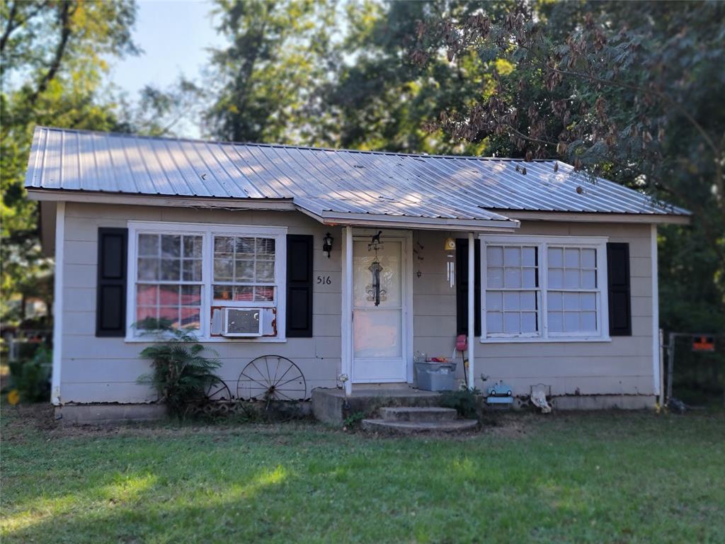 516 N Elm Property Photo 5