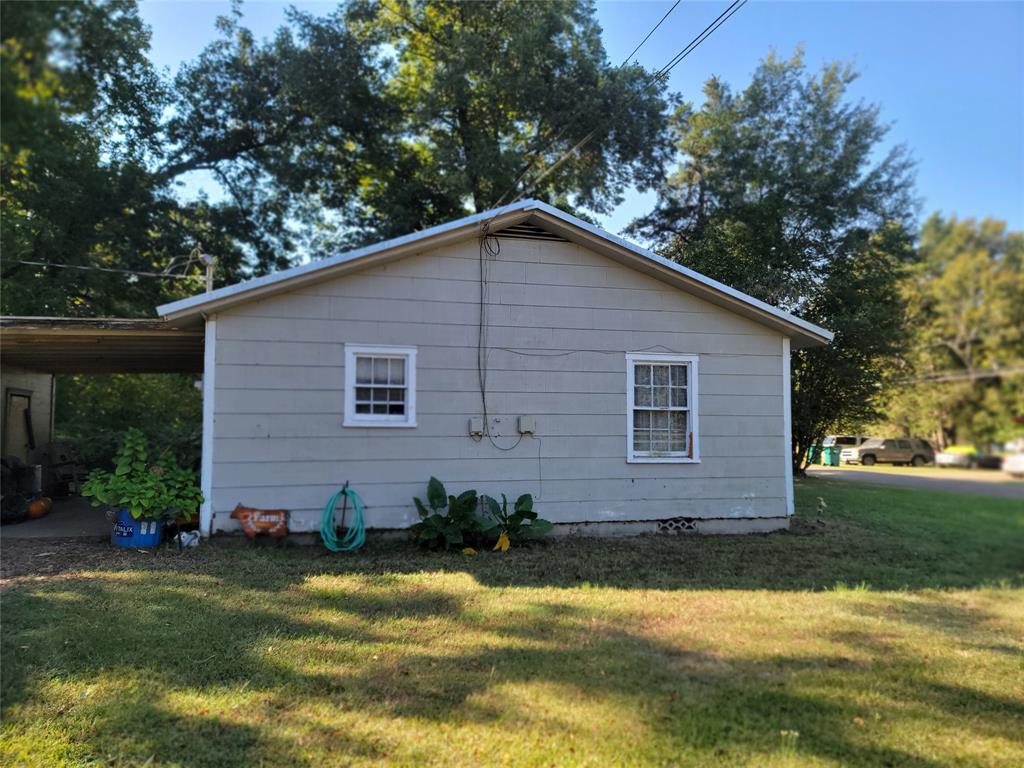 516 N Elm Property Photo 7