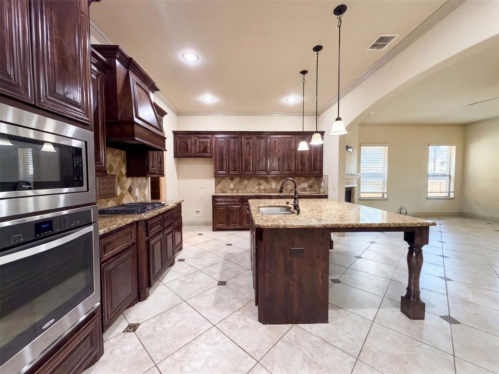 4905 Palm Springs Drive Property Photo 2