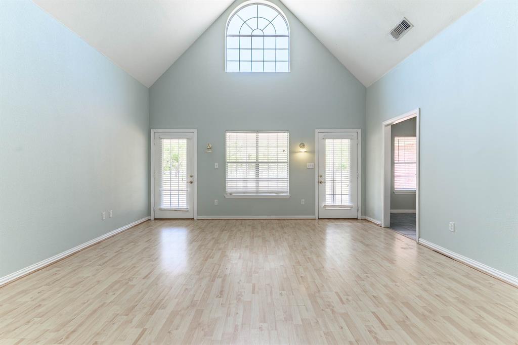 9009 Ravenswood Road Property Photo 1