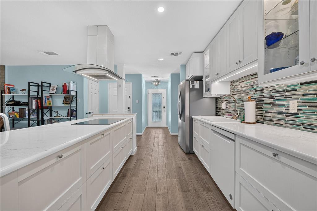 512 Park Center Boulevard Property Photo 3