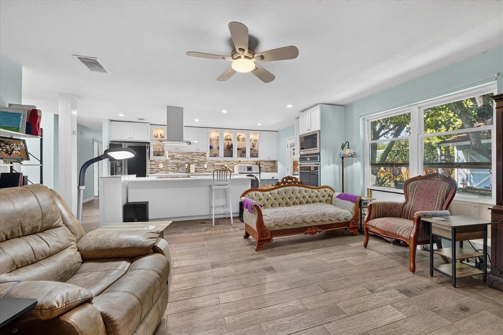 512 Park Center Boulevard Property Photo 4