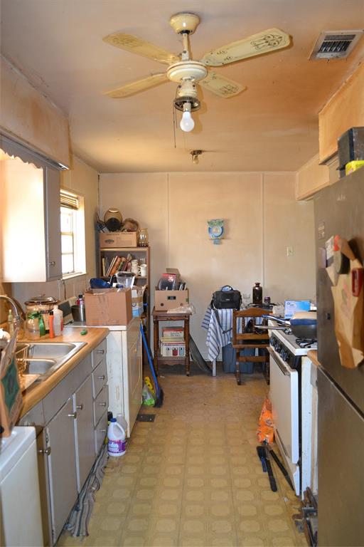 2415 Whit Drive Property Photo 4