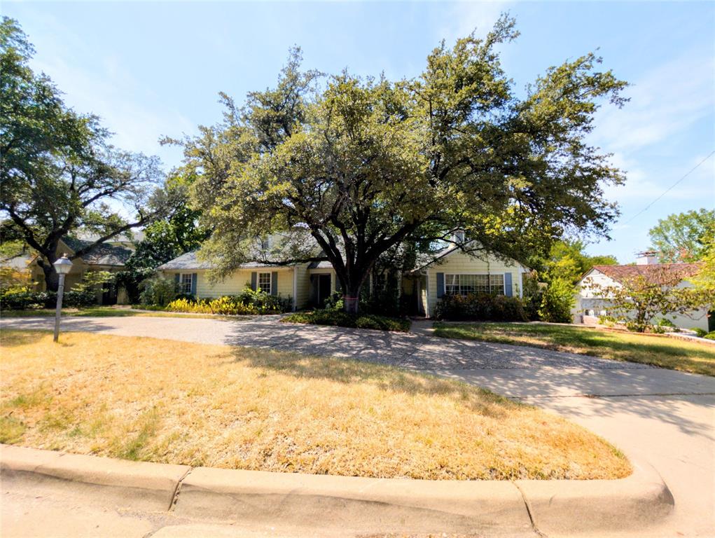 215 N Rivercrest Drive Property Photo 3