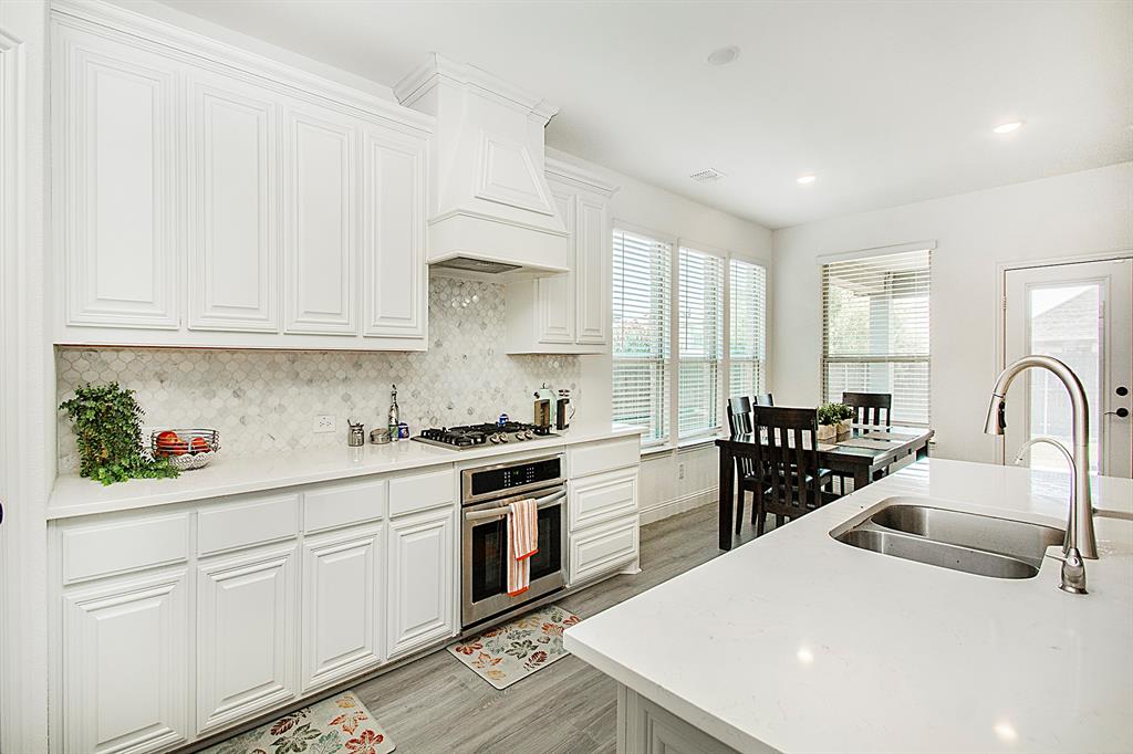 1420 Stoneleigh Place Property Photo 5
