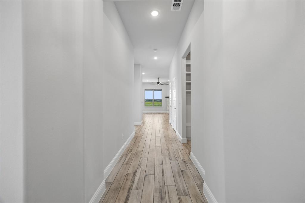 725 Windward Court Property Photo 4