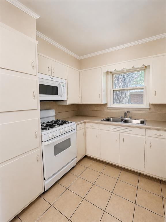 517 N Lydia Property Photo 3