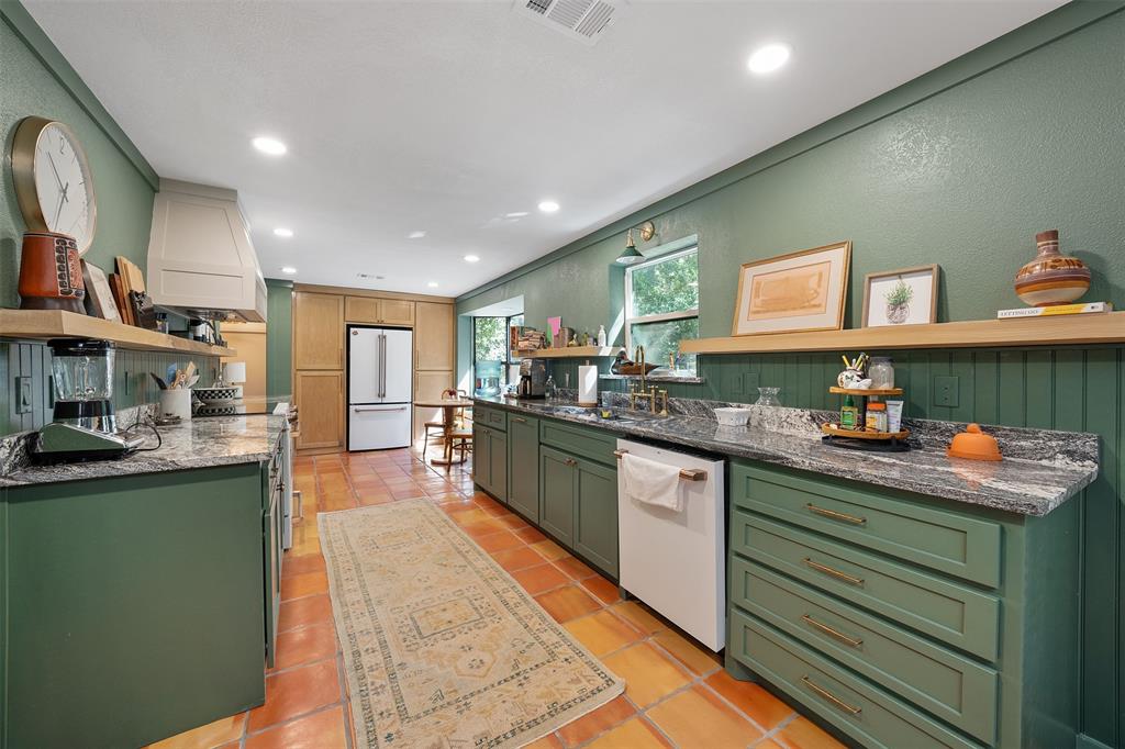 20616 E Grove Club Lake Road Property Photo 1