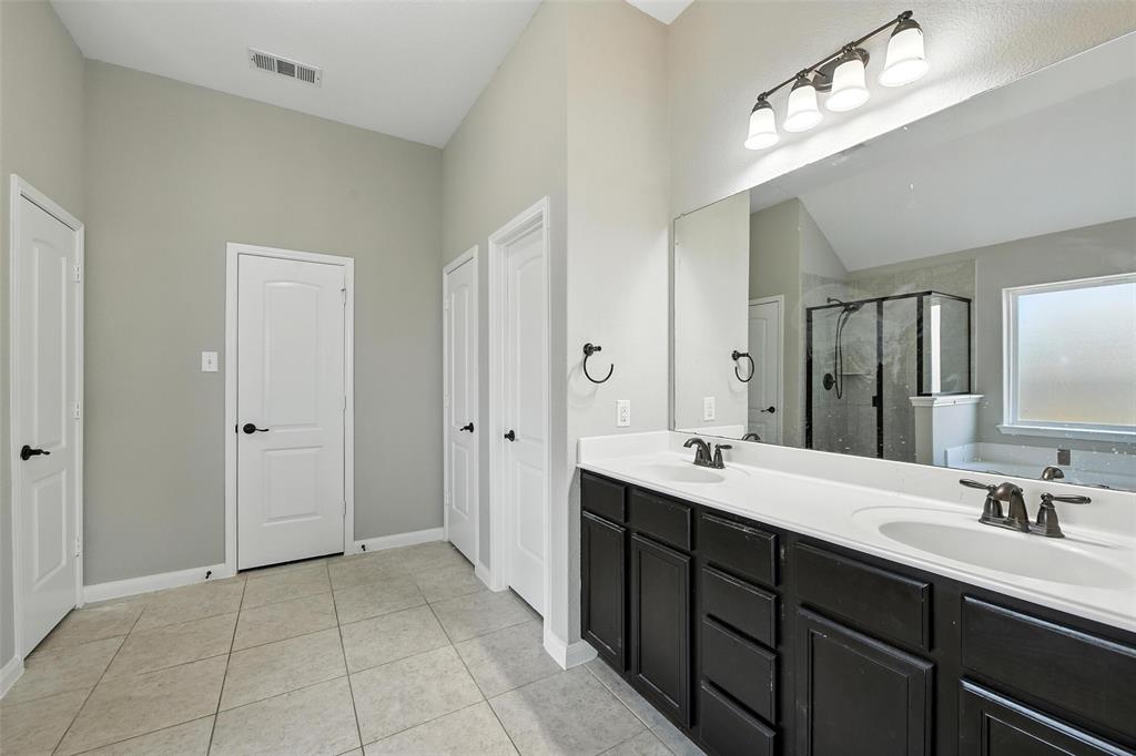 2401 Fall Leaf Court Property Photo 12