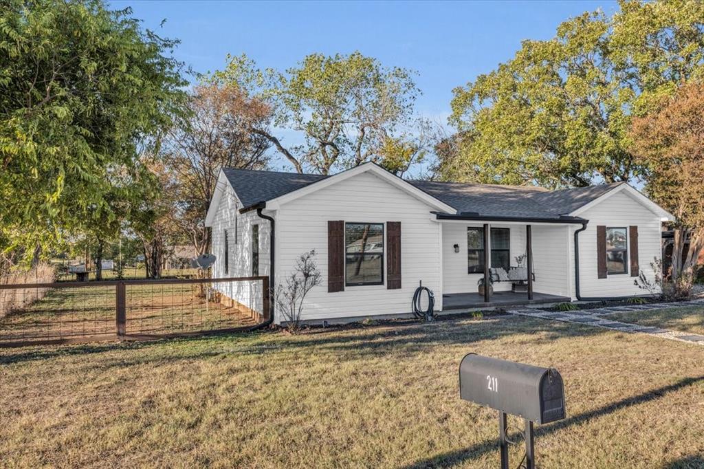 211 W Stegall Drive Property Photo 2