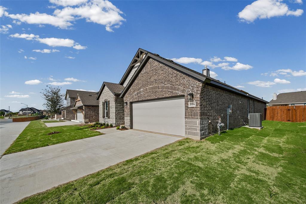 806 Silverleaf Drive Property Photo 2