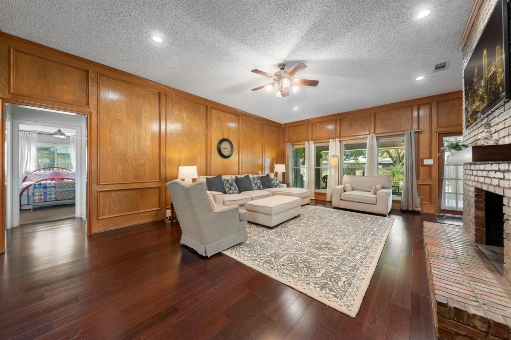 221 Manor Way Property Photo 4