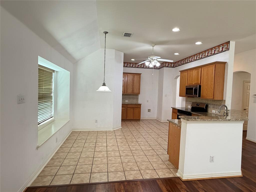 7806 Quiet Waters Drive Property Photo 9