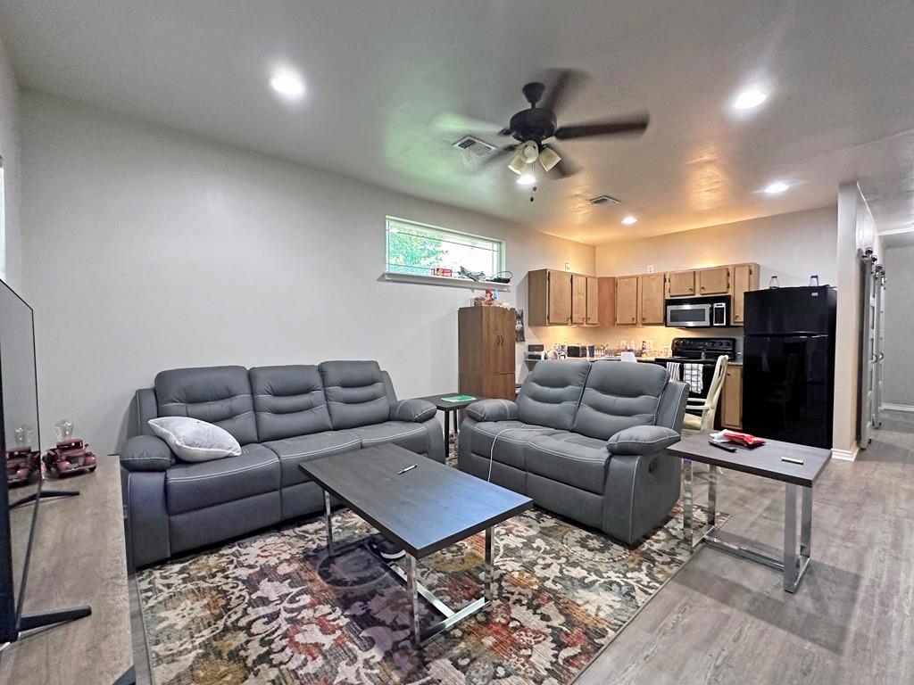 11281 Moss Street Property Photo 4