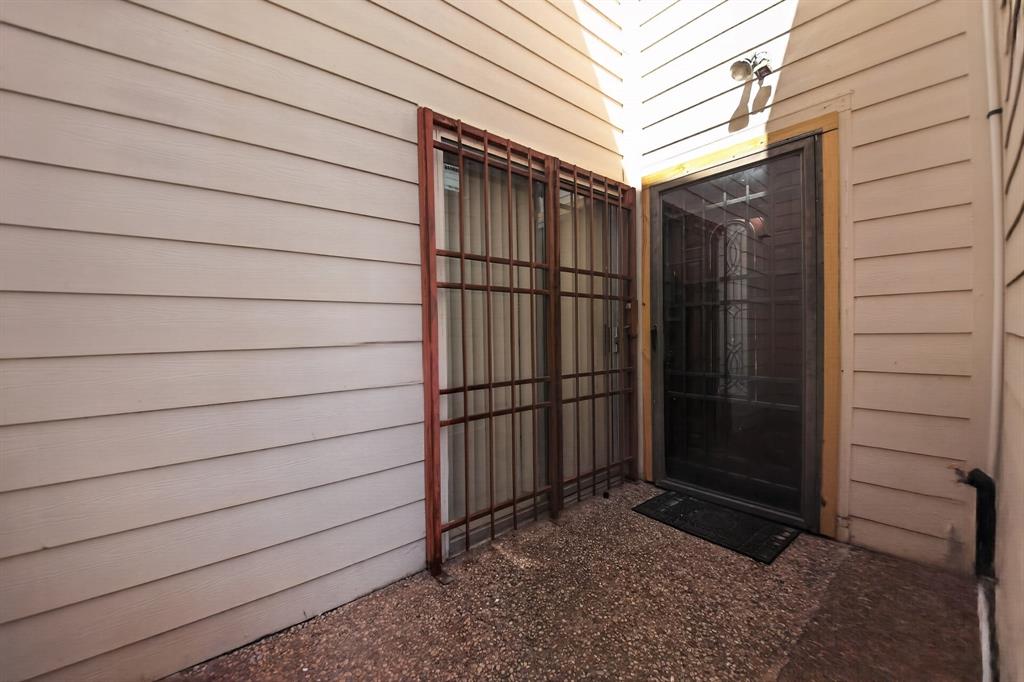 7335 Antoine Drive Property Photo 4