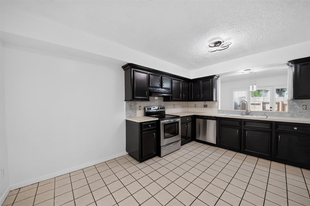 7335 Antoine Drive Property Photo 10