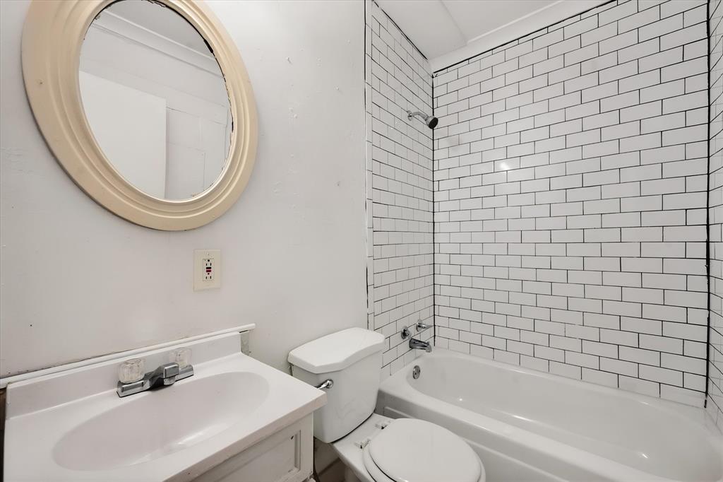 3715 Travis Avenue C Property Photo 7
