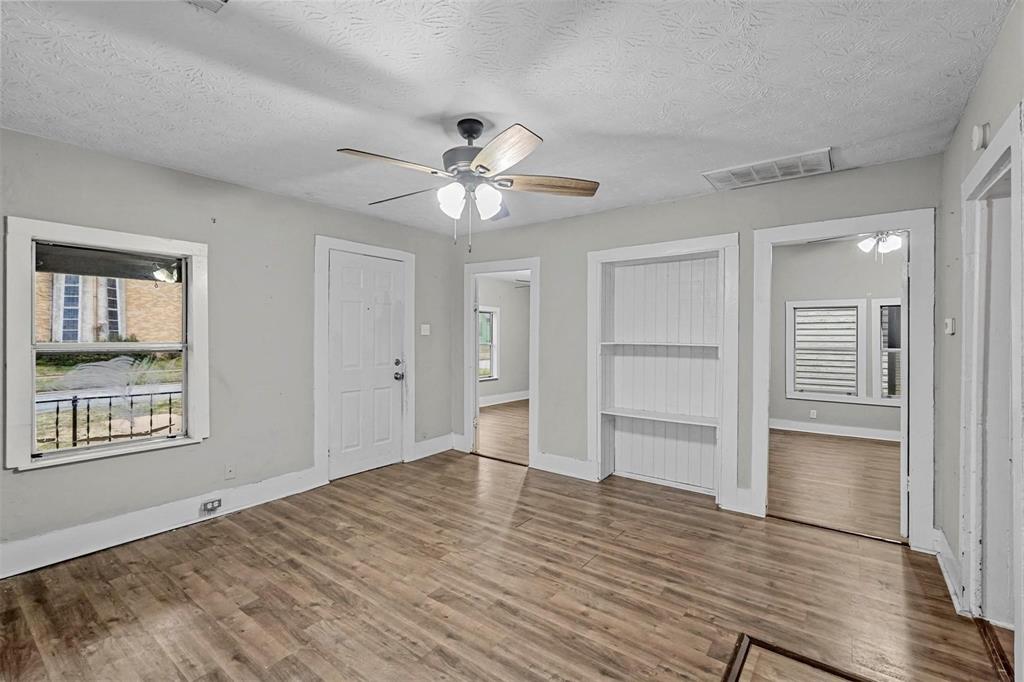 906 E Houston Street Property Photo 2