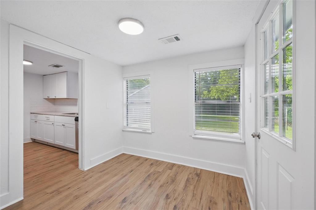 906 E Houston Street Property Photo 6