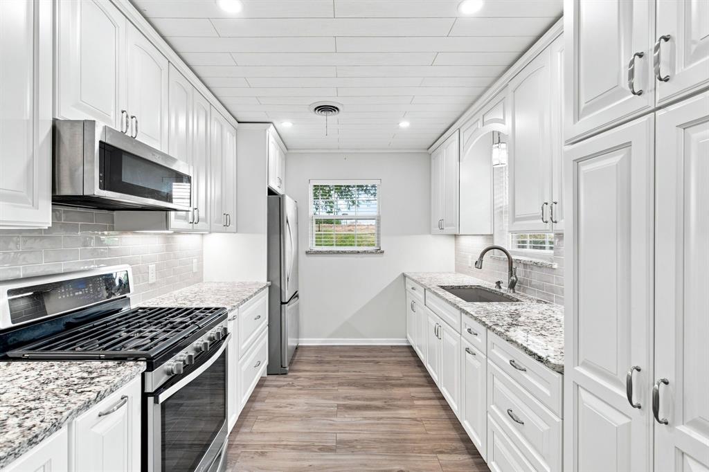 300 Parkwood Place Property Photo 1