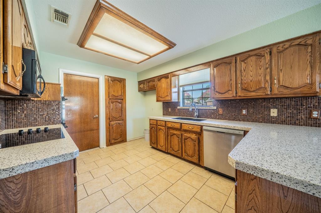 529 Winston Street Property Photo 5