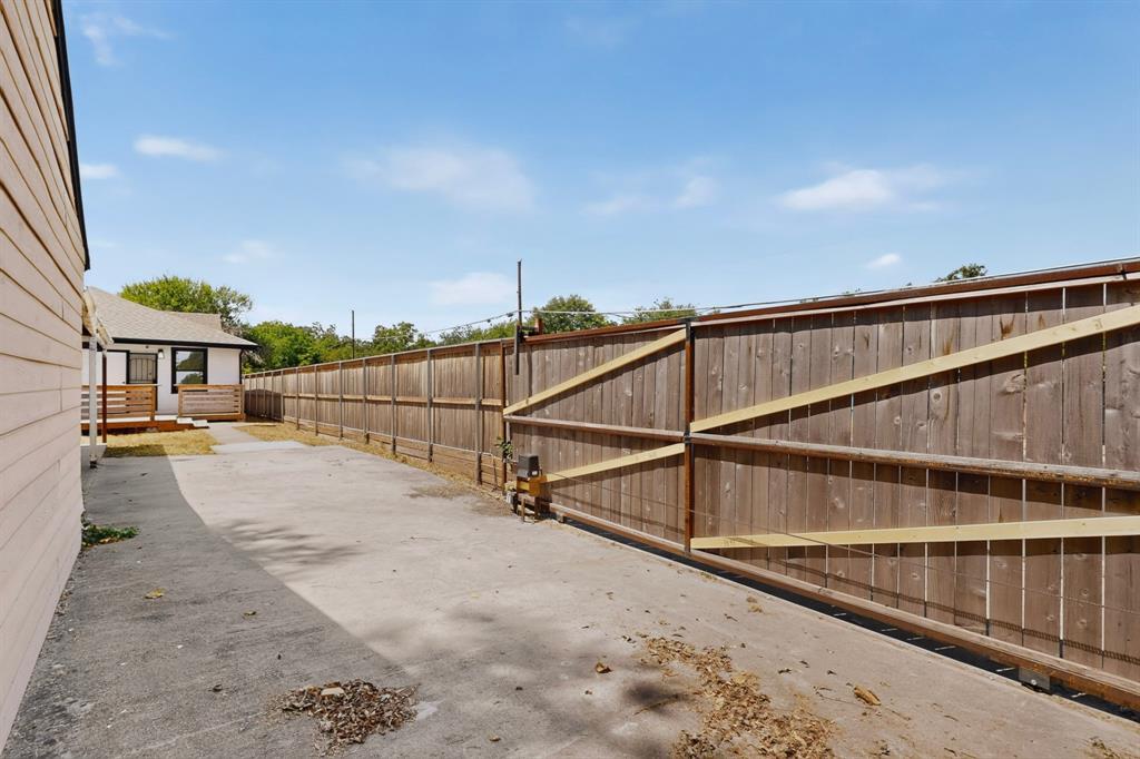 1100 S Brighton Avenue Property Photo 15
