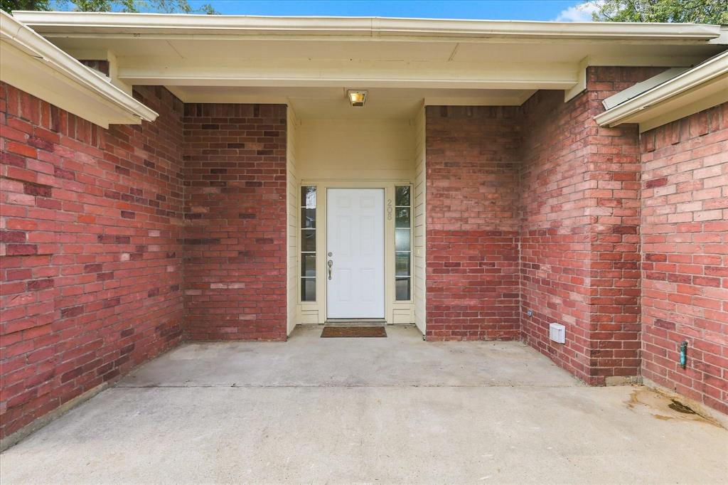 208 Cory Court Property Photo 4