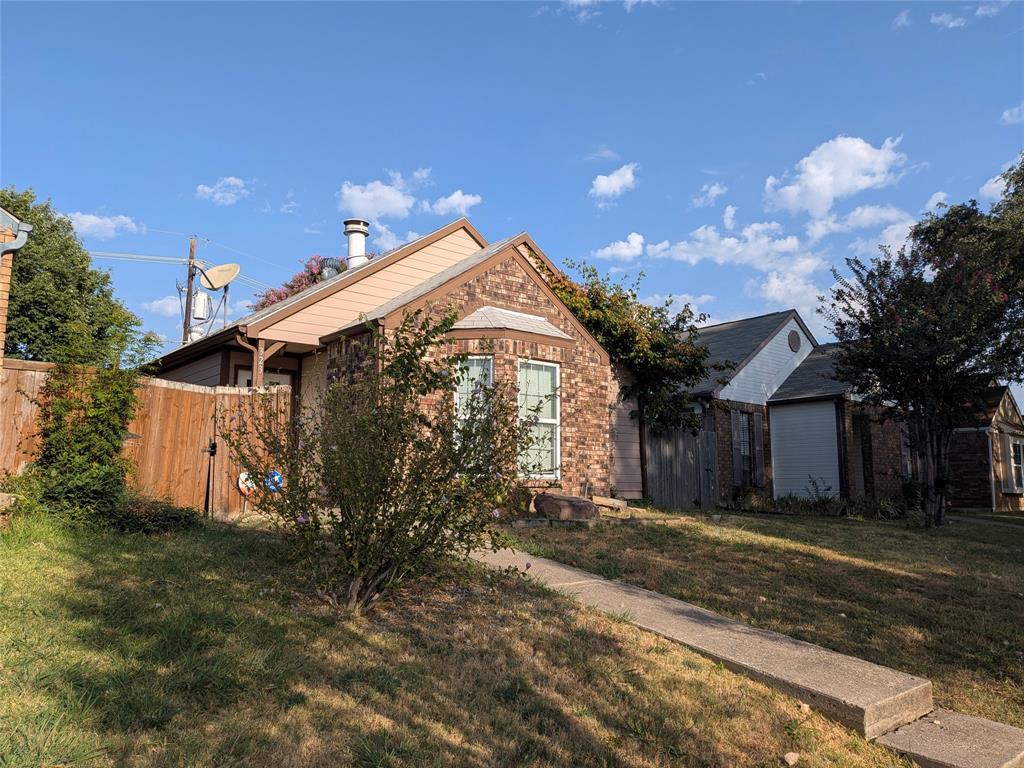 323 Teakwood Lane Property Photo 4