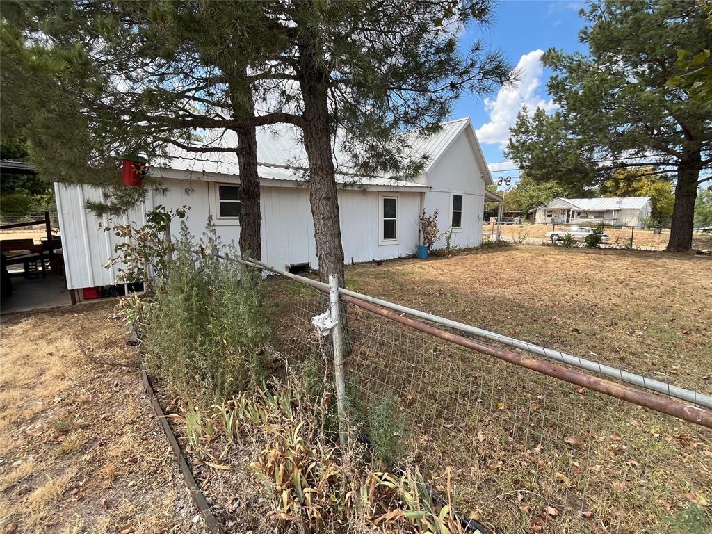 541 E 3rd Street Property Photo 4
