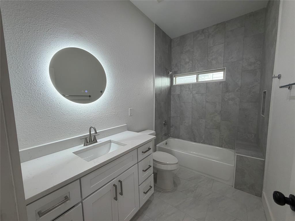 808 W 10th Street Property Photo 4