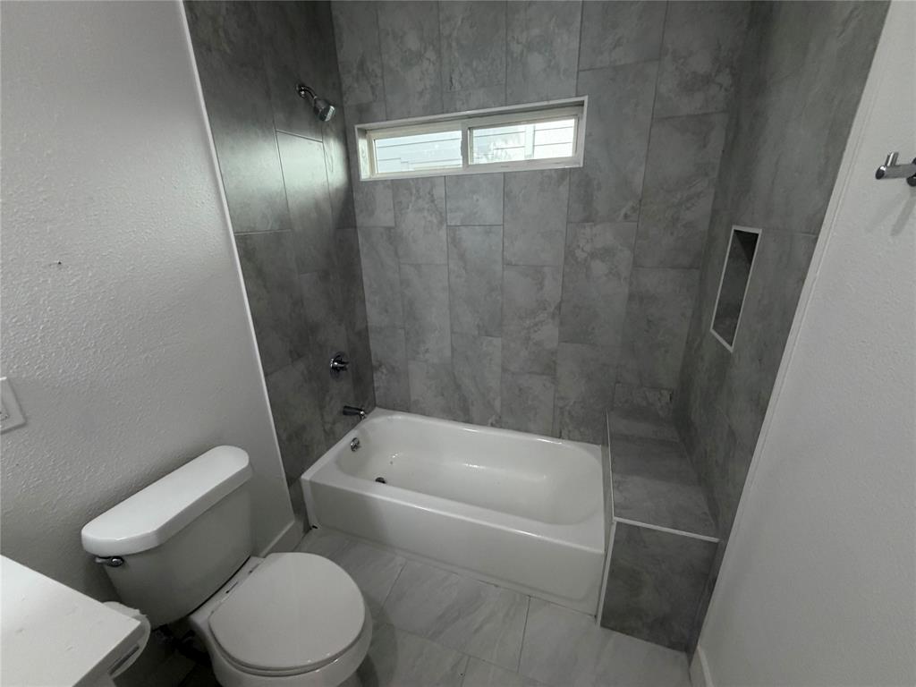 808 W 10th Street Property Photo 5