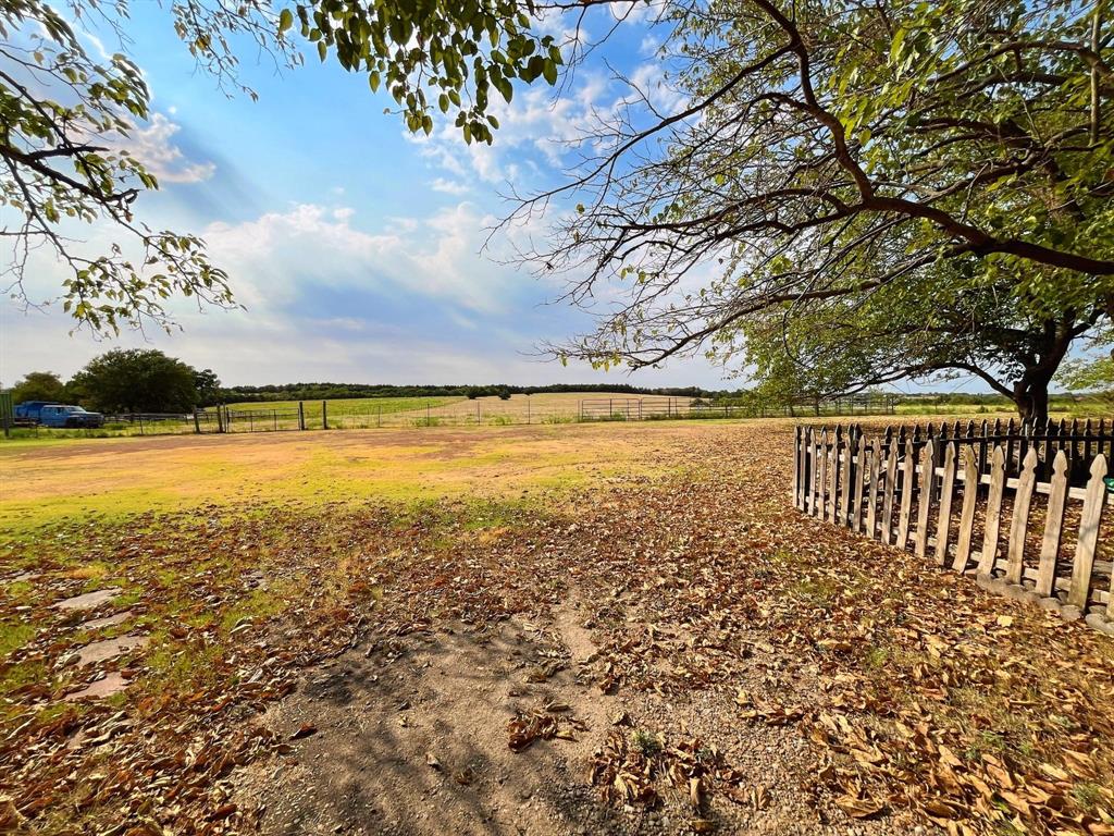 17559 Valley View Property Photo 4