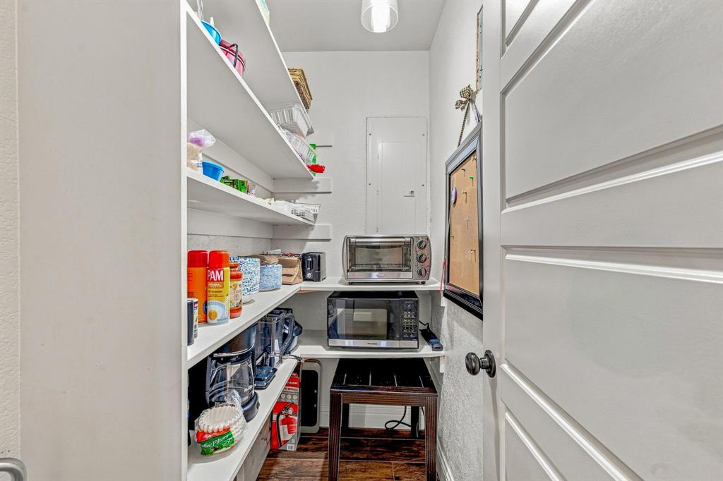 5881 Tracyne Drive Property Photo 10
