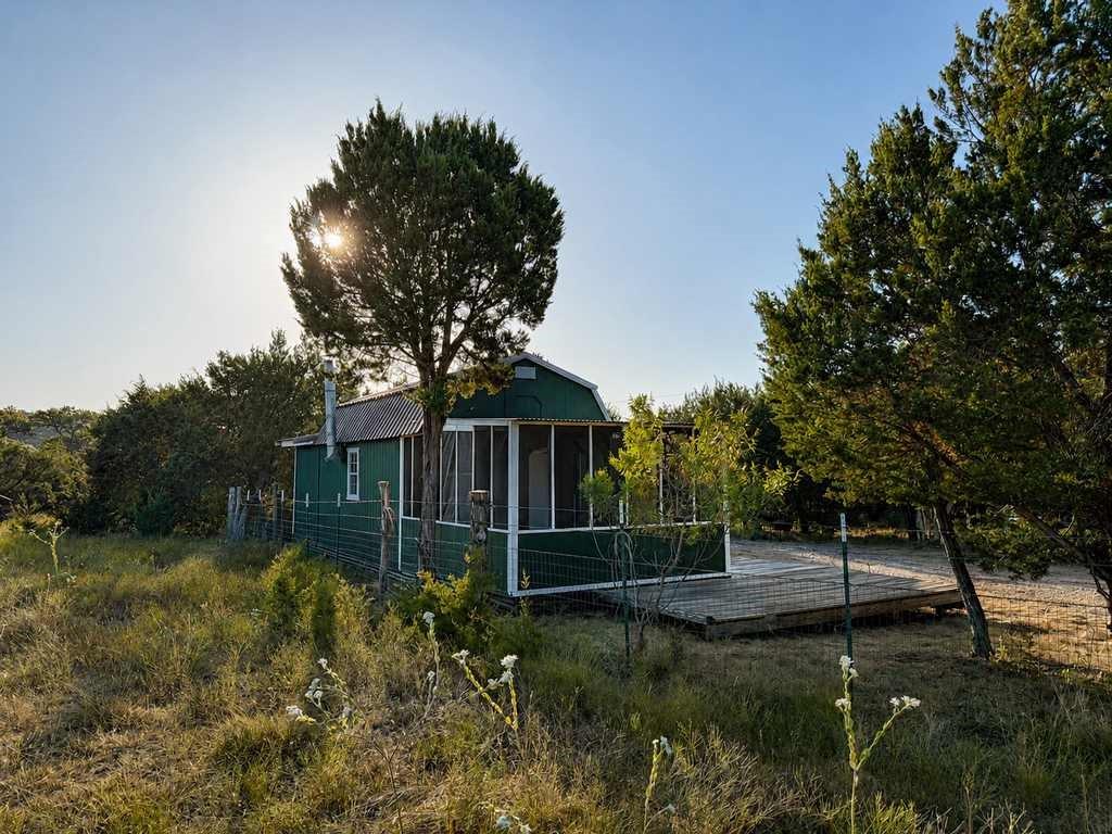 1098 Winter Road Property Photo 2